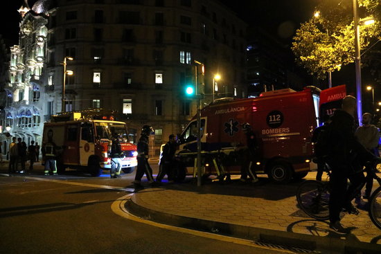 An ambulance and firefighters treat an injured protester on Barcelona's Passeig de Gràcia on October 17, 2019 (by Pau Cortina)